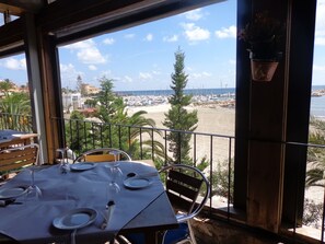 屋外ダイニングエリア