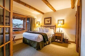 4 bedrooms, in-room safe, iron/ironing board, WiFi
