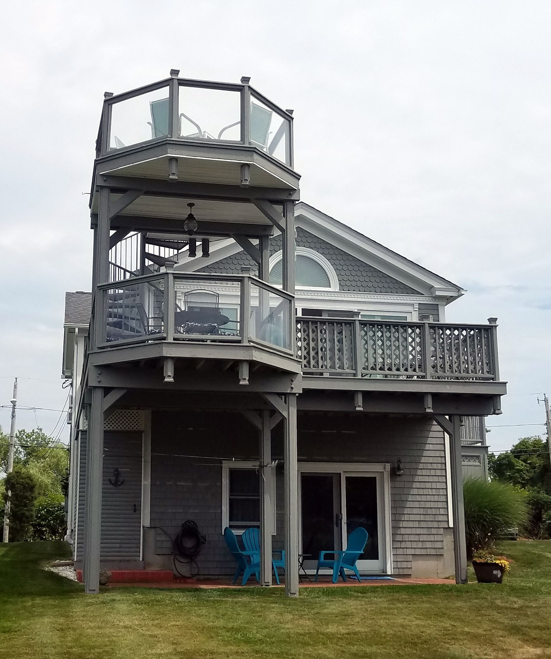 You won't believe this deck! Narragansett beach house with ocean view