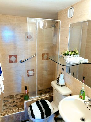 Dusche, Handtücher, Seife, Shampoo