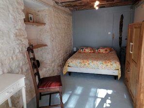 4 bedrooms, desk, iron/ironing board, WiFi