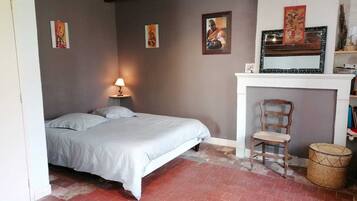 4 bedrooms, desk, iron/ironing board, WiFi