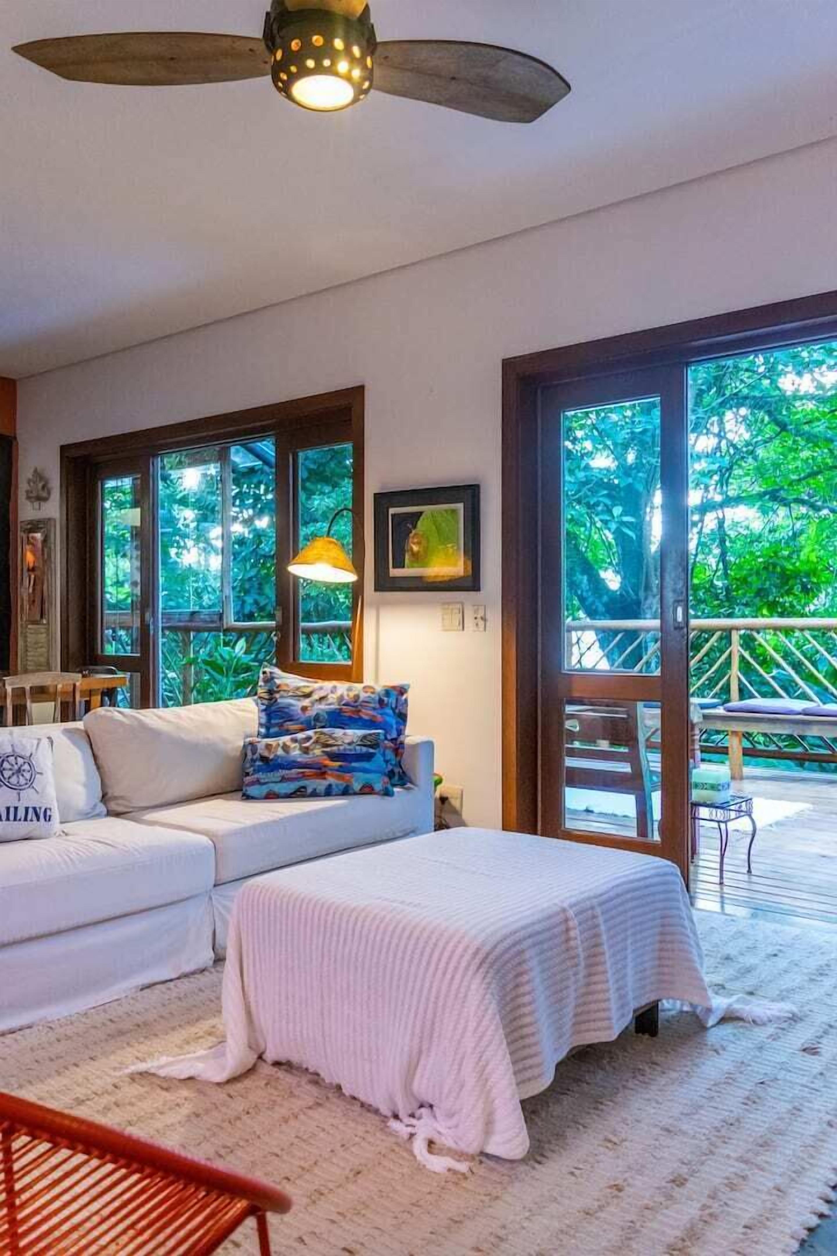 House High Standard 5 min from Curral Ilhabela Beach in gated community