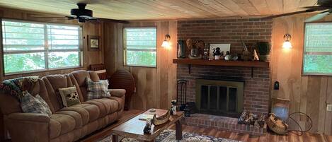 Smart-TV, Kamin, DVD-Player, Videothek