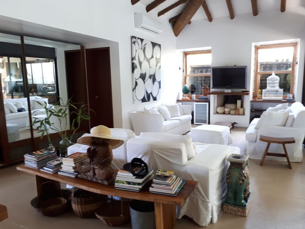 Luxurious home in high standard condominium 100m from Maresias beach private pool.
