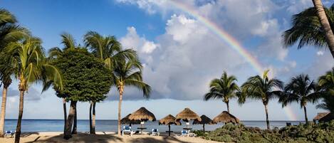 Am Strand, Liegestühle, Strandtücher