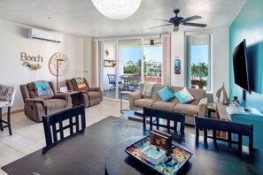 TV connectée, lecteur de DVD, livres