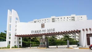 En hotelindgang med et skilt, der siger "Puerta del Mar".