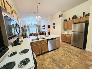 ثلاجة، ميكروويف، فرن، موقد طهي مسطح