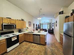 冰箱、微波炉、烤箱、炉灶