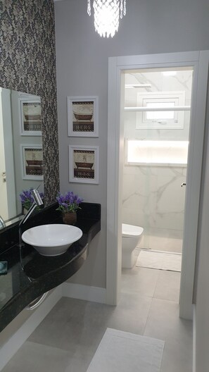 Dusche, Haartrockner, Seife, Toilettenpapier