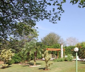 Property grounds - A retreat for up to 20 people, with a heated pool, Wi-Fi, air conditioning, and 4 bedrooms. (Olímpia)