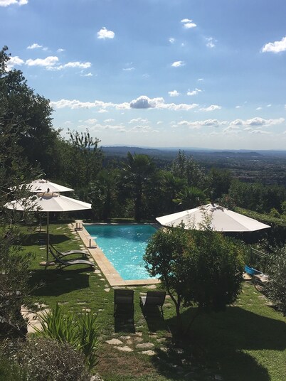 chaming little house with pool facing the most  beautiful tuscan scenary 