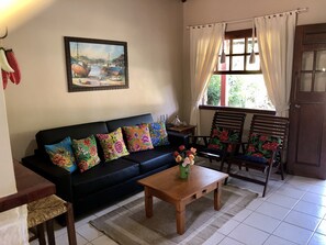 TV, DVD player, pebolim, mesa de pingue-pongue