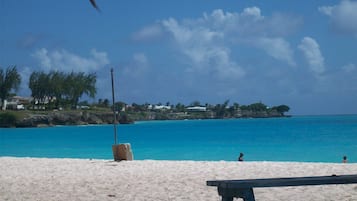 Plage à proximité, chaises longues, serviettes de plage