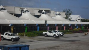 Un edificio moderno con un diseño arquitectónico único, que presenta varias estructuras blancas con forma de tienda de campaña.