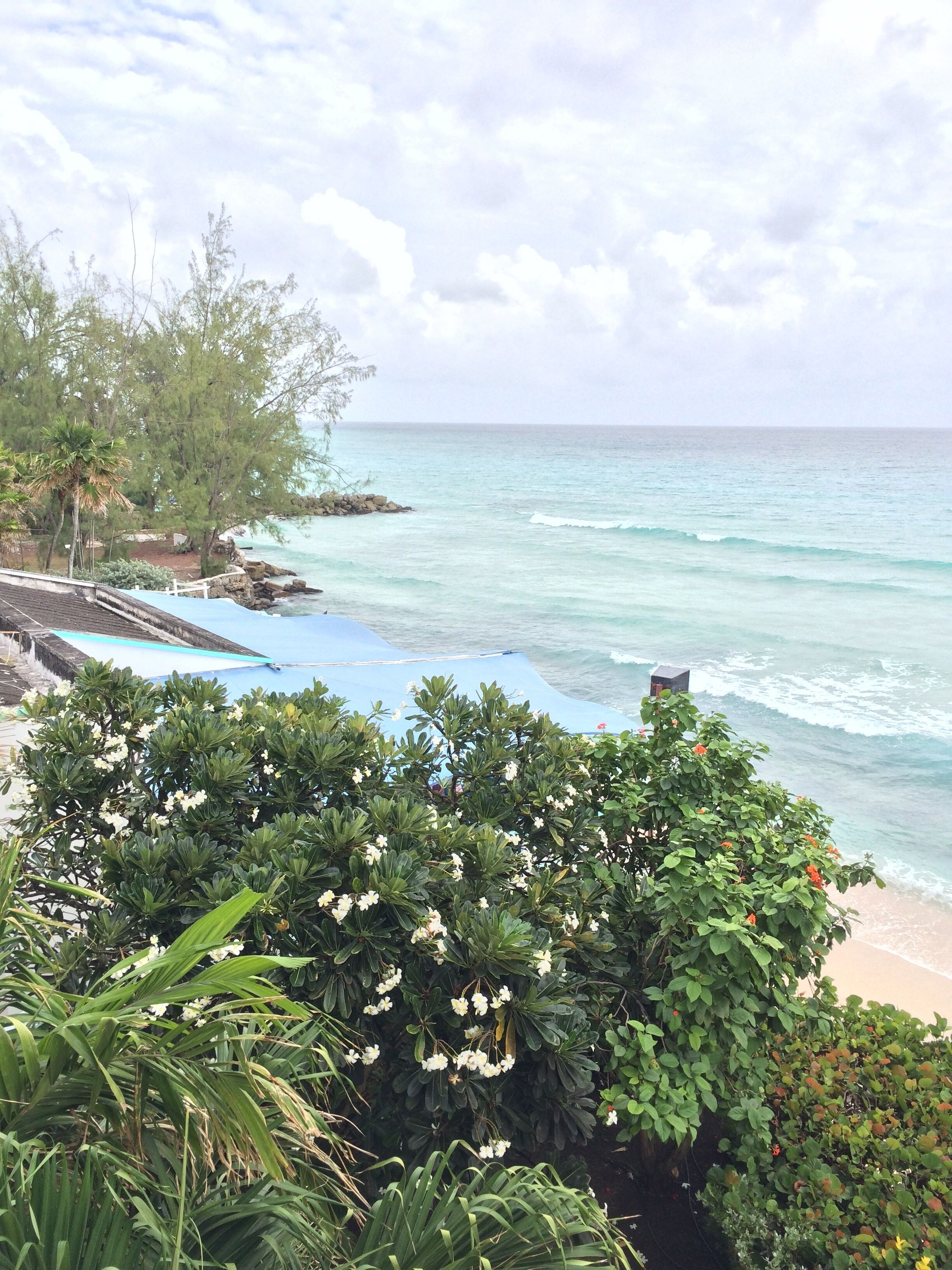 Beach nearby, sun loungers, beach towels