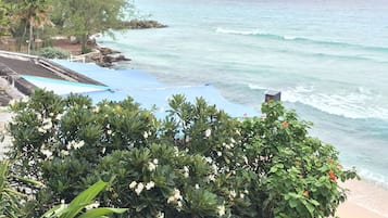 Una spiaggia nelle vicinanze, lettini da mare, teli da spiaggia