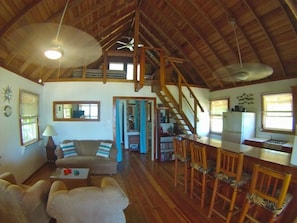 Smart-TV, DVD-Player, BĂŒcher, Musikbibliothek