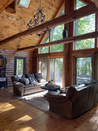 Immaculate Wooded Retreat on the ¼ Mile Pristine Menominee River