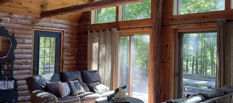 素朴なメノミニー川の森に囲まれたリトリート