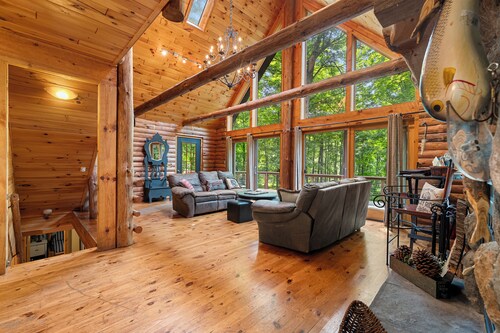 Immaculate Wooded Retreat on the ¼ Mile Pristine Menominee River