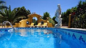 A swimming pool with a yellow archway and a statue. - Half hectare property, 6 comfort rooms w/private AC&Bathroom, garden, pool, 4-12 persons (Alvor)