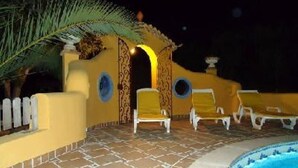 A pool area with lounge chairs and a decorative wall. - Half hectare property, 6 comfort rooms w/private AC&Bathroom, garden, pool, 4-12 persons (Alvor)