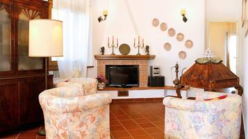 Télévision, lecteur de DVD, table de tennis de table, livres