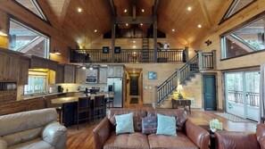 Televisie, een open haard en een kantoor