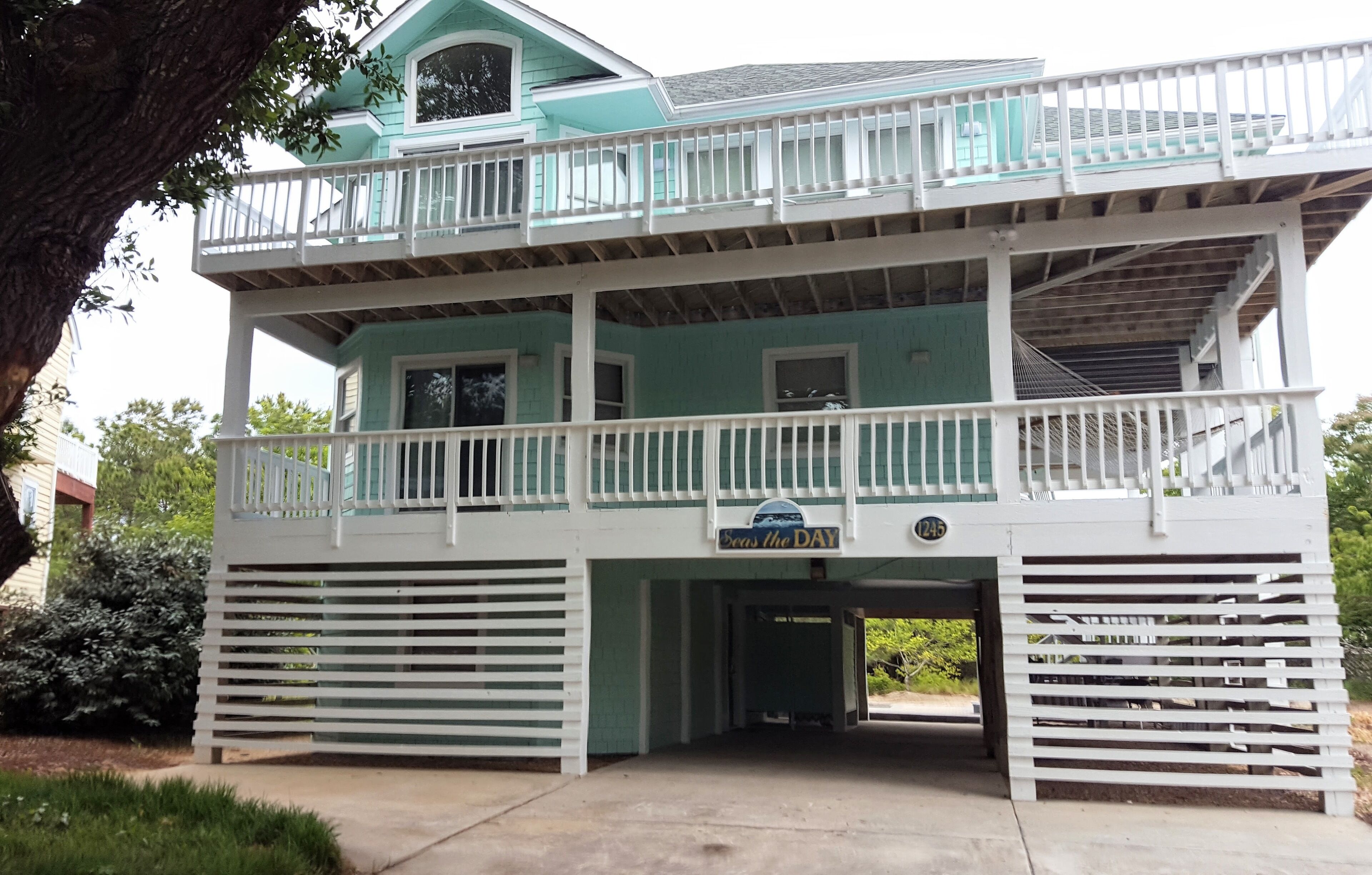 Spacious family fun! Relax with a hot tub, bocce & ping-pong! [Sunday-to-Sunday]