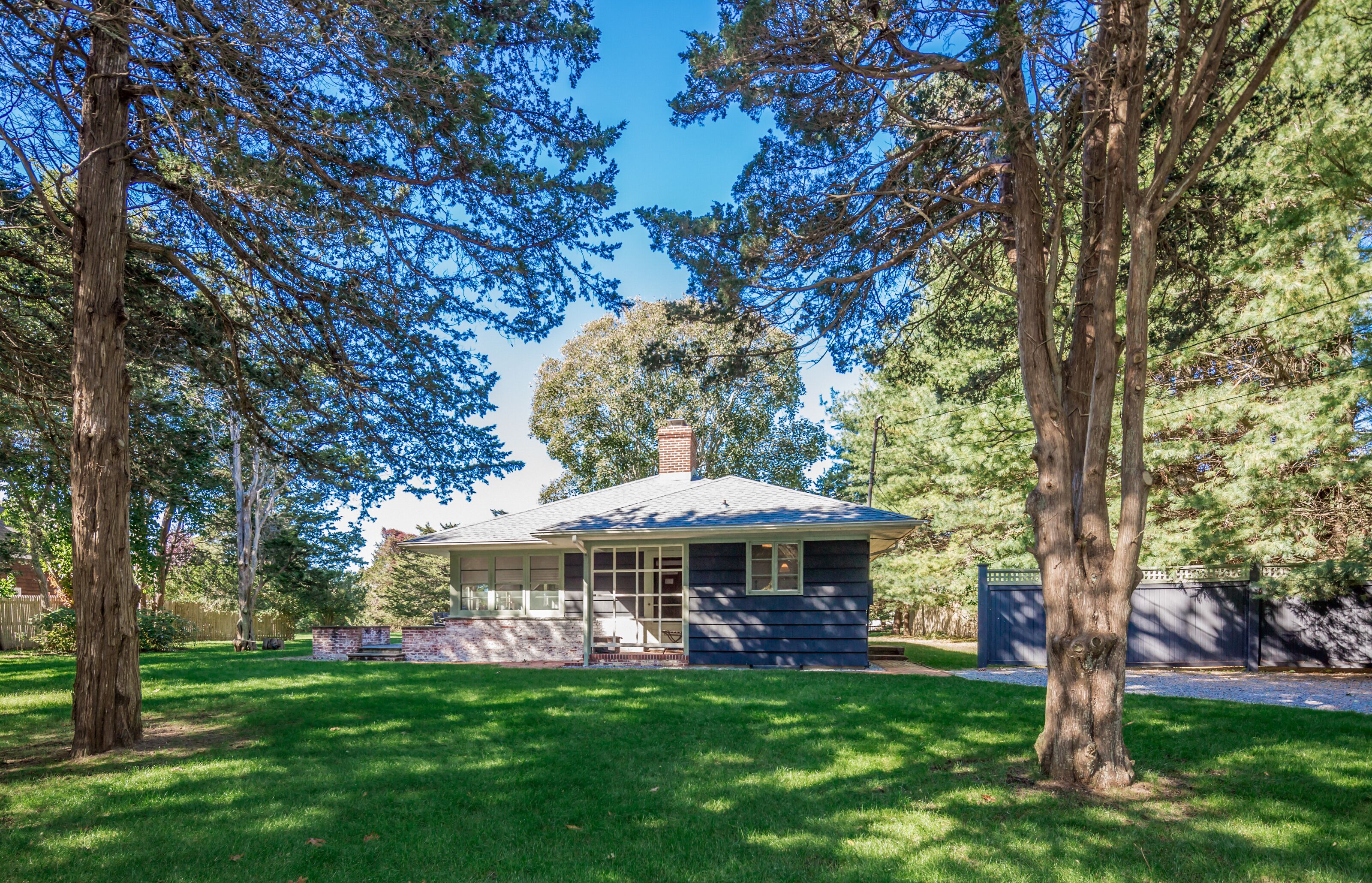 EAST HAMPTON LOVELY COTTAGE NEAR BAY, DINING, DUCK POND ARTS; 5 STAR REVIEWS