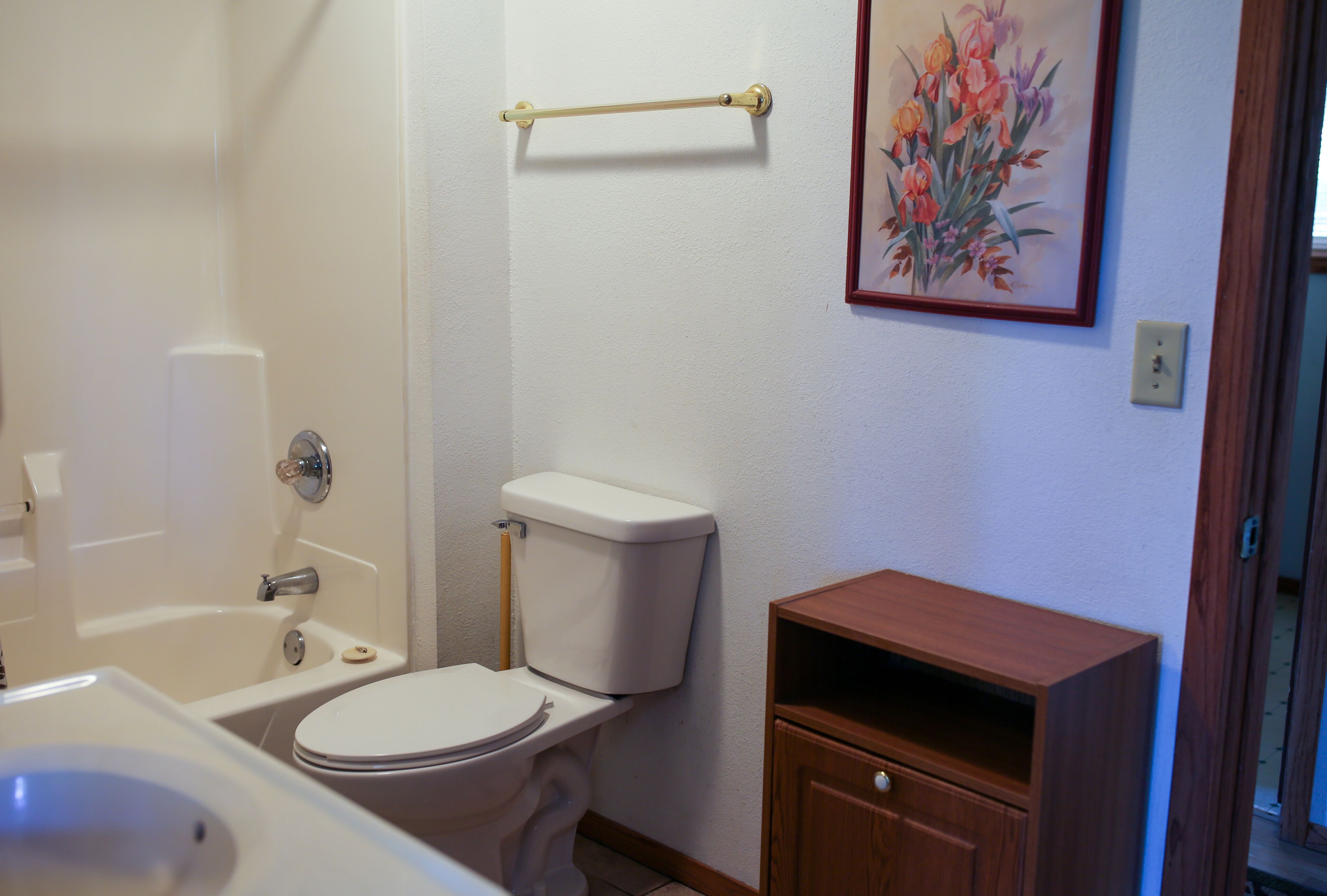 Lakeside cabin with Hot Tub and full kitchen!  Sleeps up to 12 people.