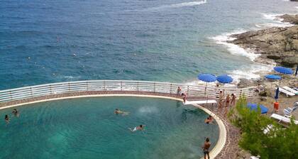 4 hengen terassihuoneisto yksityisellä alueella muutaman askeleen päässä merestä