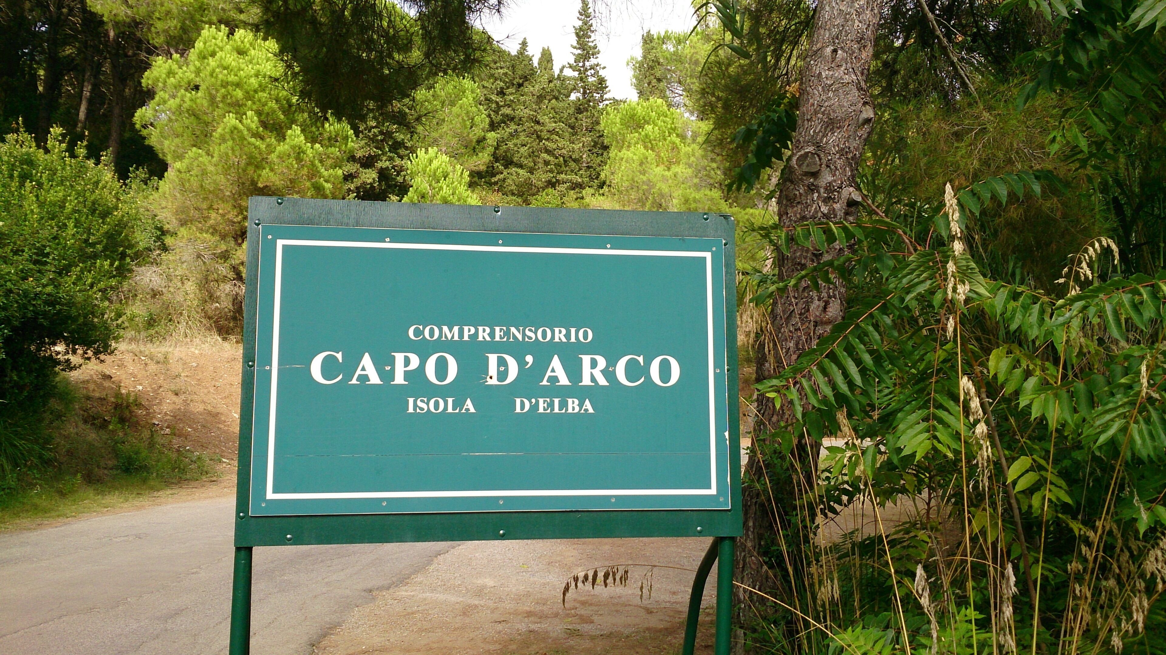 Et skilt med teksten "COMPRENSORIO CAPO D'ARCO ISOLA D'ELBA".