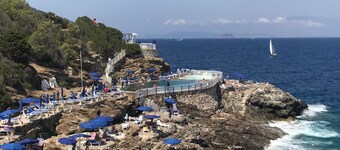Air-conditioned 2 rooms, terrace, in private compound a few steps from the sea