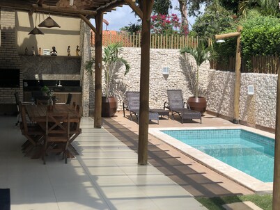 Praia do Forte: Beautiful 4-bedroom house with private pool, gourmet balcony, and Wi-Fi.