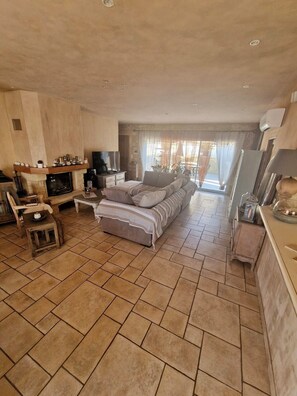 Smart TV, fireplace, DVD player, ping pong