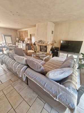 Smart TV, fireplace, DVD player, ping pong