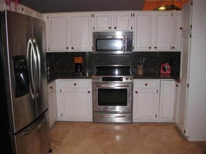 Refrigerador, microondas, horno y parrilla de estufa