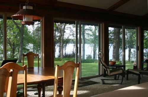 Laid Back Lakefront Cottage--Family Fun on Powers Lake