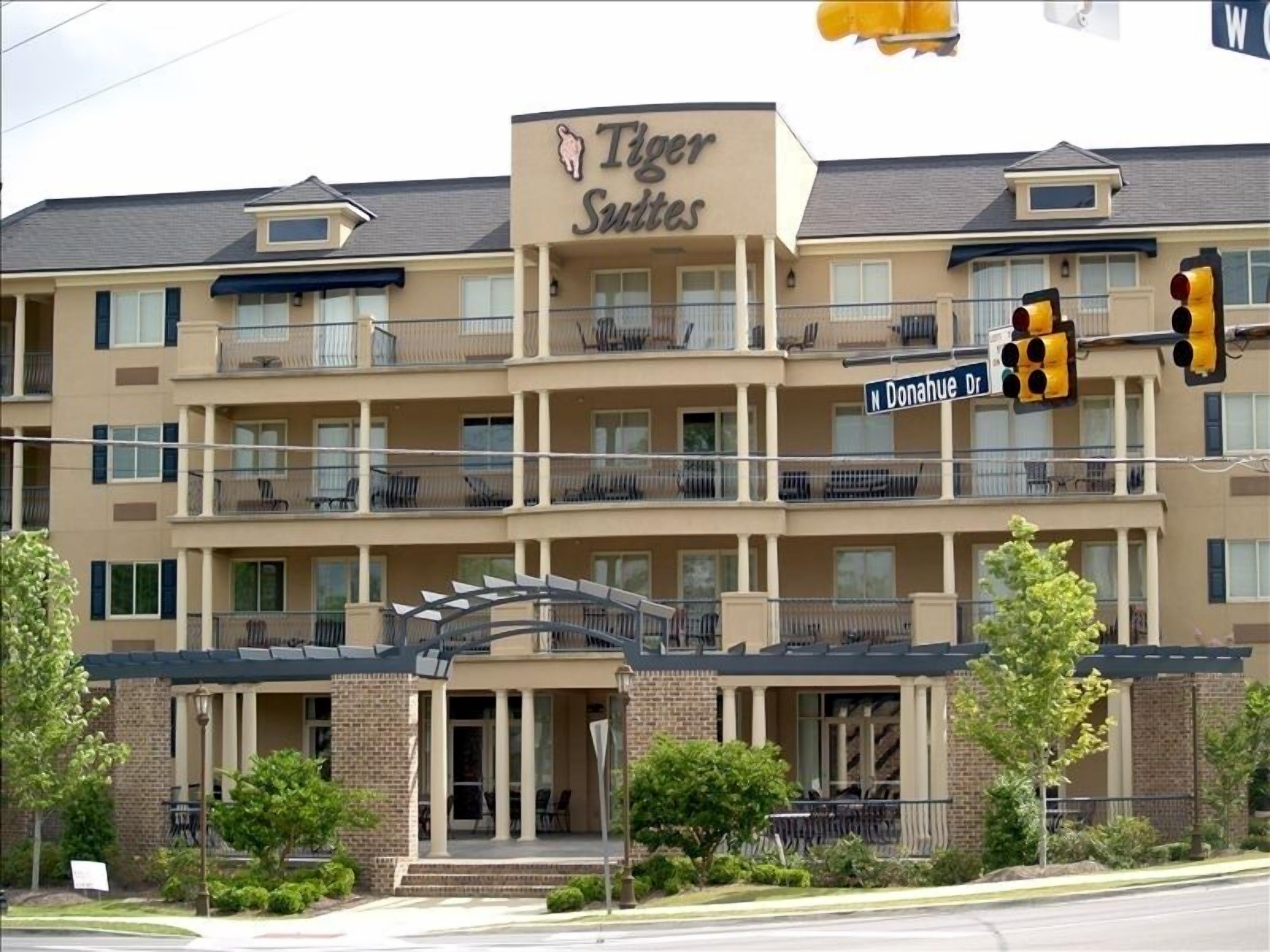 Deluxe Condo Walk to Campus and Stadium<br>Min 3 nights football & graduation!