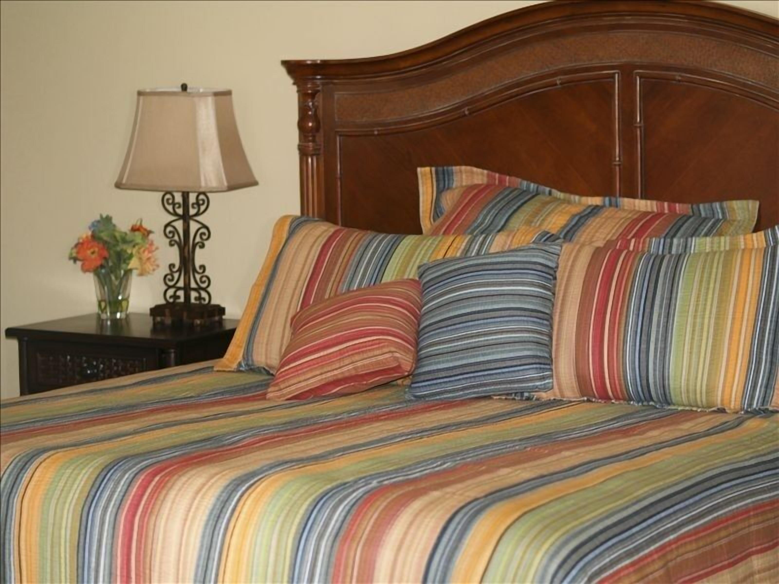 Deluxe Condo Walk to Campus and Stadium<br>Min 3 nights football & graduation!