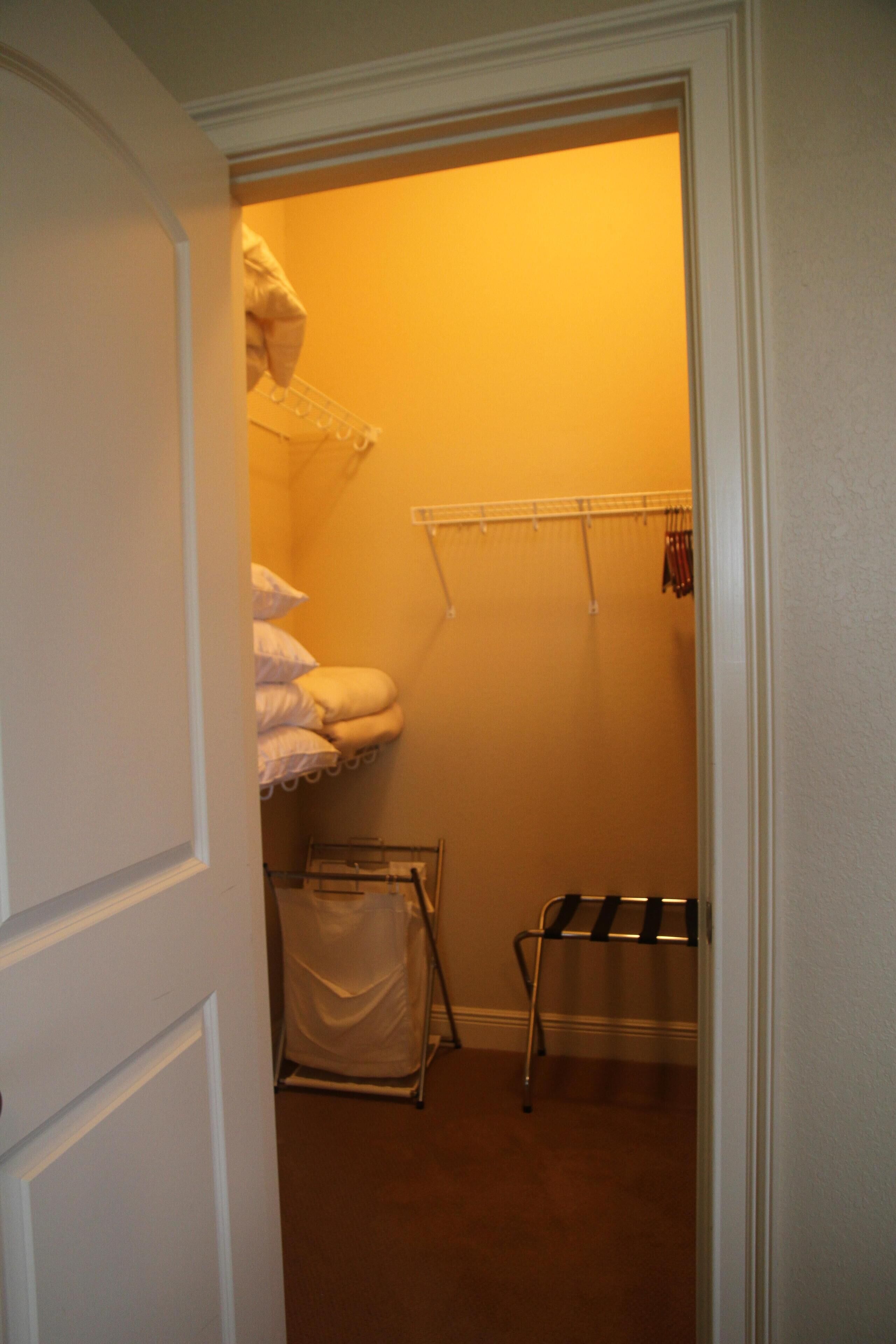 Deluxe Condo Walk to Campus and Stadium<br>Min 3 nights football & graduation!