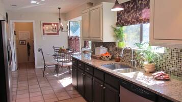 Kylskåp, mikrovågsugn, ugn och spishäll