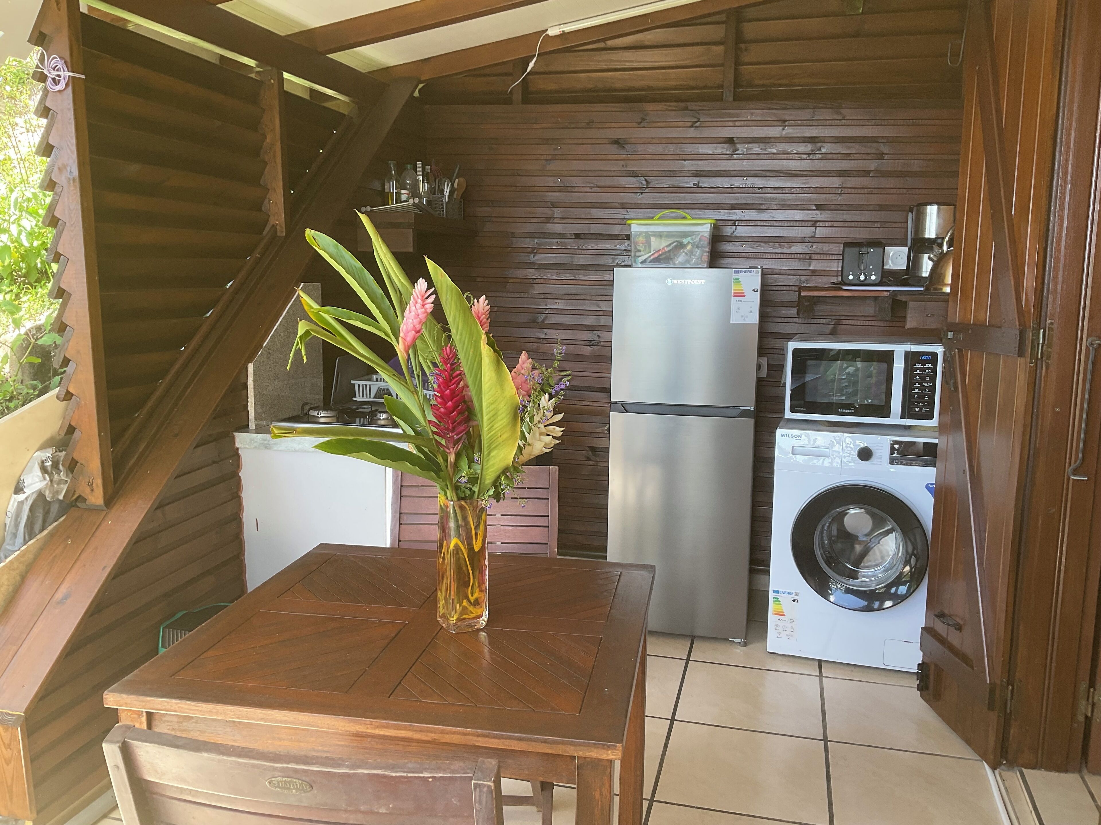 Kühlschrank, Mikrowelle, Herdplatte, Wasserkocher mit Kaffee-/Teezubehör