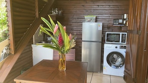 Cocina compacta con lavadora, refrigerador y microondas.