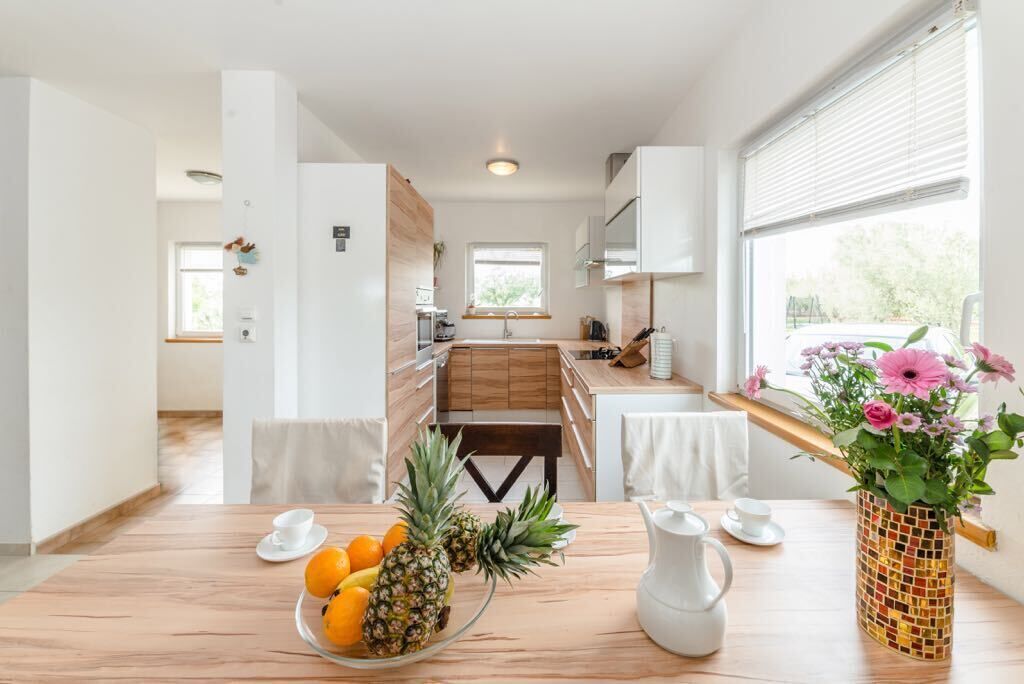 Réfrigérateur, four, lave-vaisselle, cafetière/bouilloire