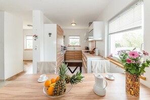 Fridge, oven, dishwasher, coffee/tea maker