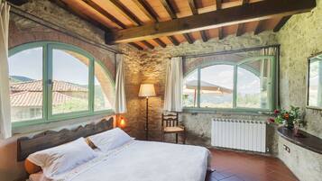 5 quartos, ferros/tábuas de passar roupa, berço de viagem